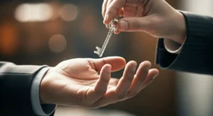 Mãos em closeup cinematográfico chave de cristal translúcida e brilhante sendo entregue, simbolizando a restituição de sinal e a solução para um acordo imobiliário